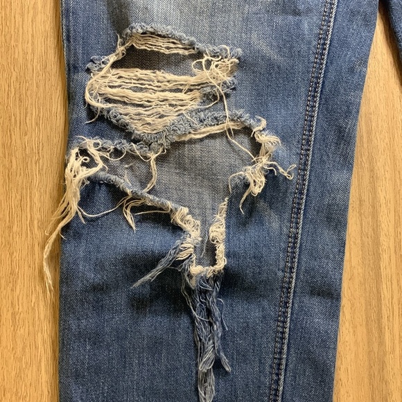 American Eagle High Rise Tomgirl Distressed Jeans! Size 4LONG - Picture 5 of 11
